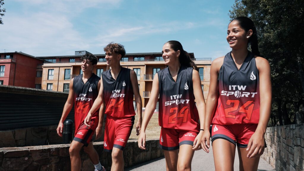 Jugadores de baloncesto interactuando y llevando a cabo dinámicas para reforzar el equipo