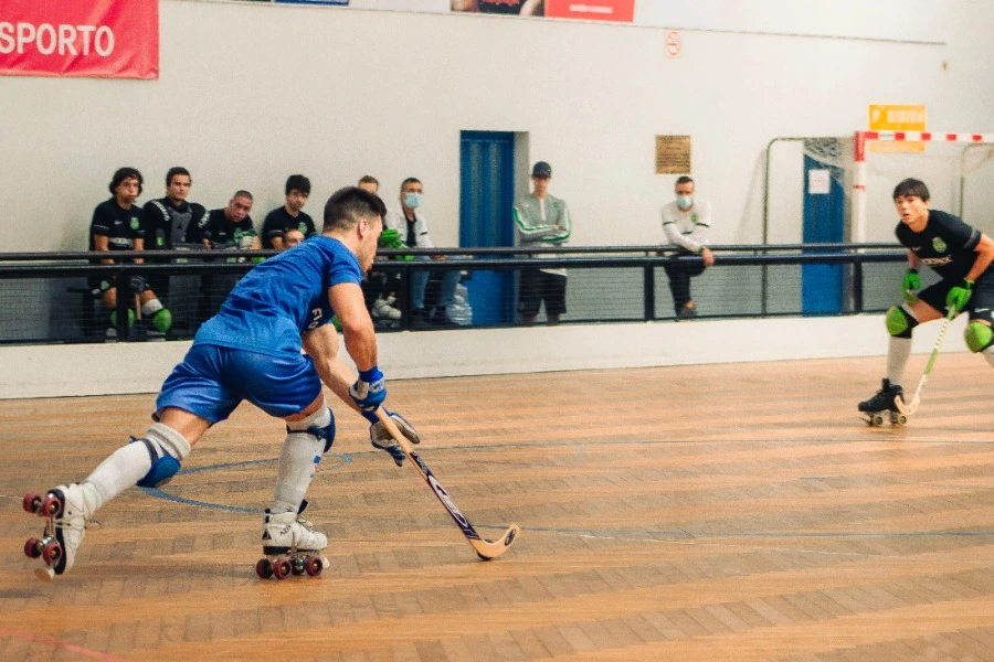 un home jugant a hoquei sobre patins contra una altra persona
